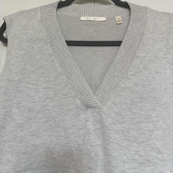 Cyrus: Women’s V-neck sweater vest - Picture 2 of 7